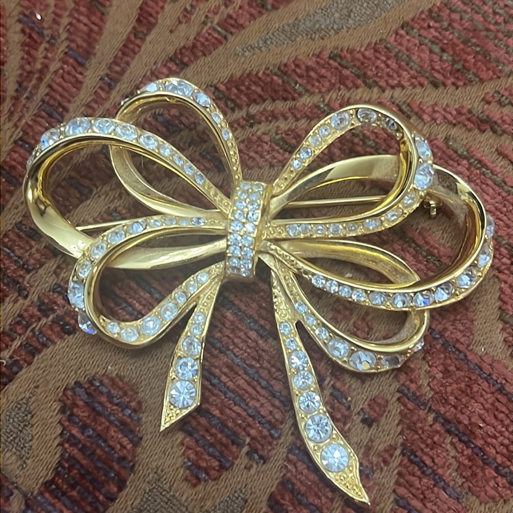 GorgeousVintage gold tone Ribbon Diamondd Rhinestones brooch